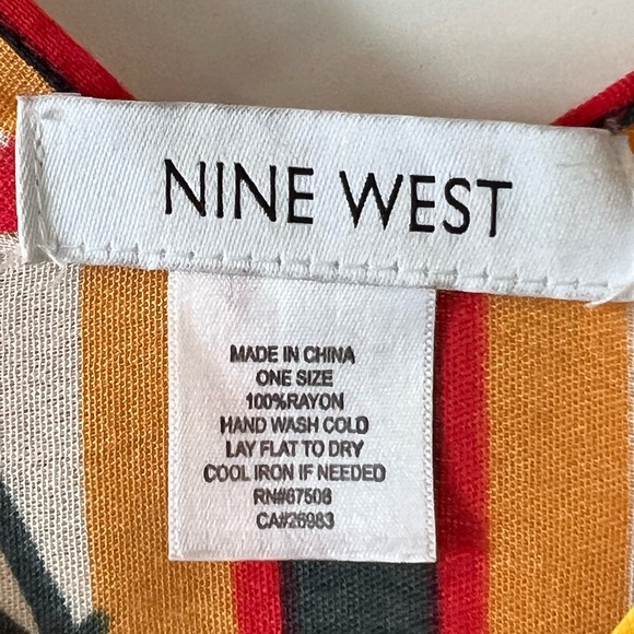 Beautiful tropical shrug with vibrant colors. One size fits all. - Picture 2 of 3